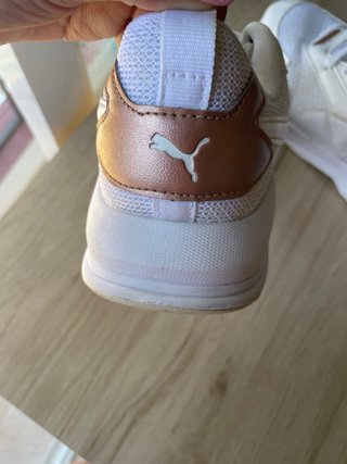 Zapatillas Puma Blancas y Doradas