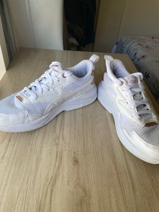 Zapatillas Puma Blancas y Doradas