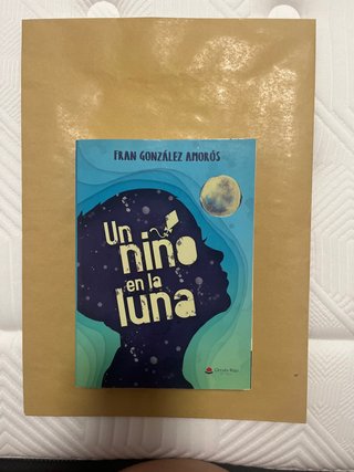 Un niño en la luna