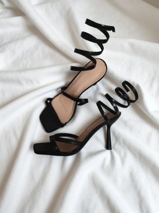 Tacones negros con tiras espiral 40
