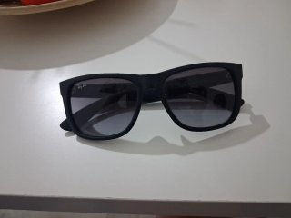Gafas de sol Ray-Ban negras y grises