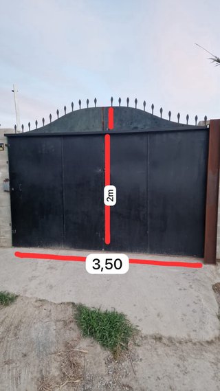 Portón de hierro negro