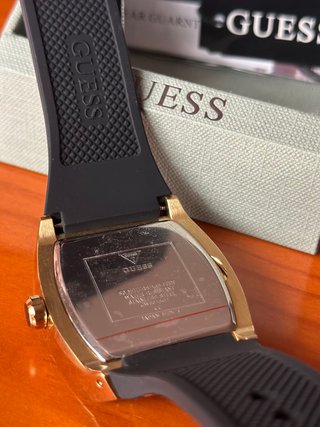 Reloj Guess Dorado y Negro con Cristales