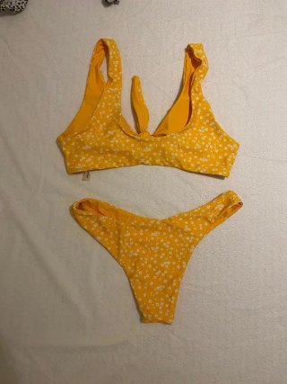 Bikini amarillo estampado floral