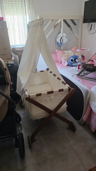 Minicuna de madera con ruedas