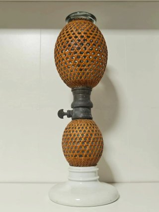 Sifón de Colección. Base de Porcelana. siglo XIX