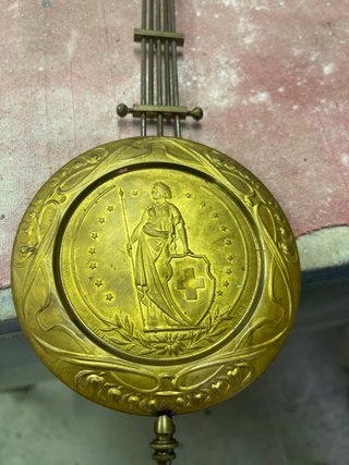 Reloj de cuerda antiguo con péndulo