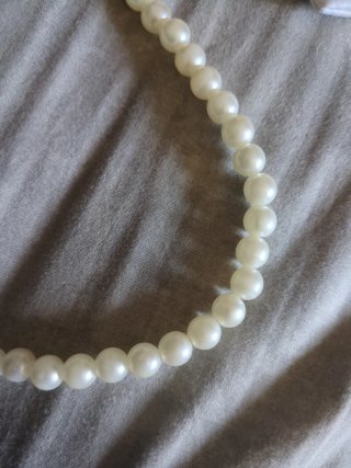 Collar de perlas blanco y plateado