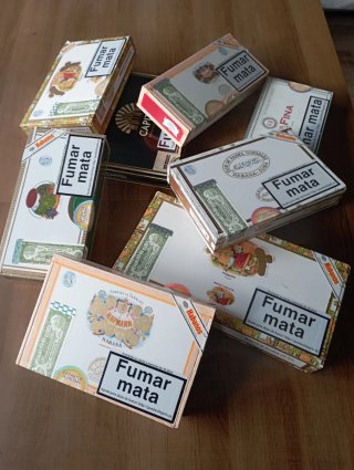 Scatole di sigari vuote
