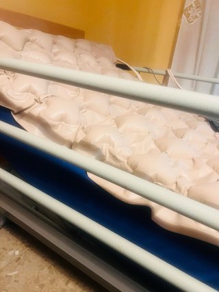 Cama articulada con colchón de aire