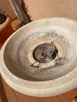 Fuente de jardín de piedra con figura