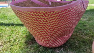 Capazo o bolsa de playa rosa y beige