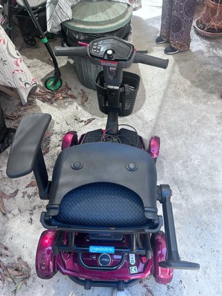 Silla ruedas eléctrica con muy poco tiempo de uso