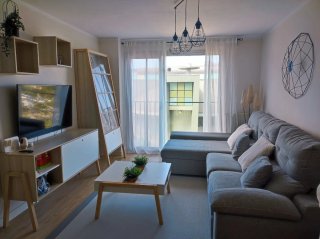 Salón completo: sofá, mesa, TV y más