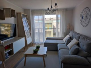 Salón completo: sofá, mesa, TV y más