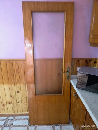 Puerta de madera con cristal