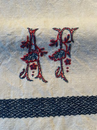 PAREJA 2 TAPETES ALGODÓN BORDADOS Y FLECOS