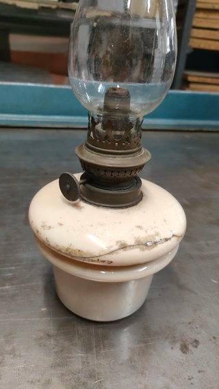 Lampada a petrolio vintage vetro opalino