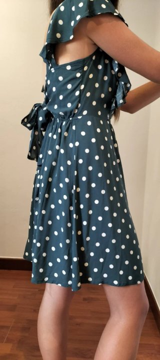 Vestido de lunares verde azulado y blanco