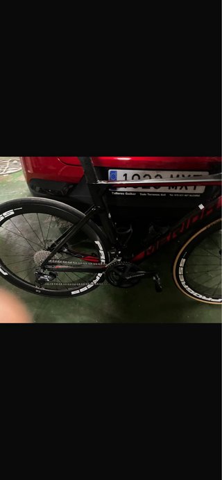 Bicicleta de carretera negra y roja