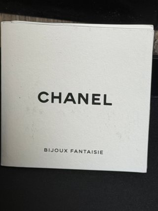 Broche Chanel Doble C Negro y Blanco
