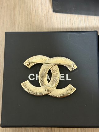 Broche Chanel Doble C Negro y Blanco