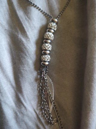 Collar plateado con colgante de pluma