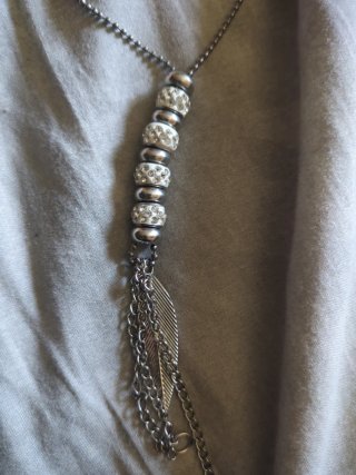 Collar plateado con colgante de pluma