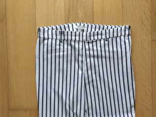 Pantalón pitillo blanco a rayas