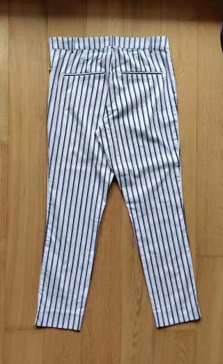 Pantalón pitillo blanco a rayas