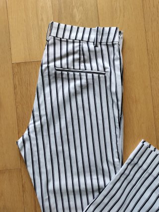 Pantalón pitillo blanco a rayas