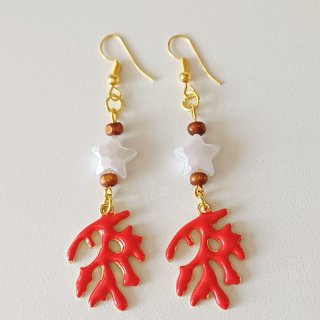 Pendientes de coral rojo y estrellas
