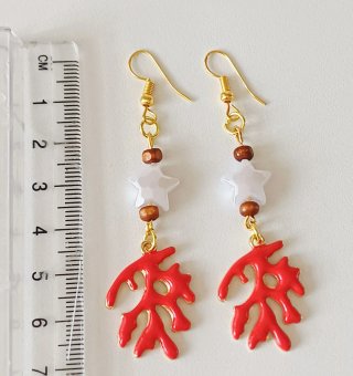 Pendientes de coral rojo y estrellas