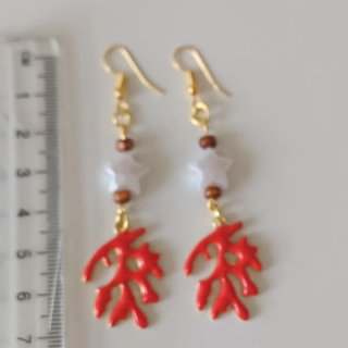 Pendientes de coral rojo y estrellas