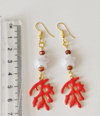Pendientes de coral rojo y estrellas