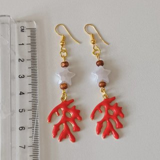 Pendientes de coral rojo y estrellas