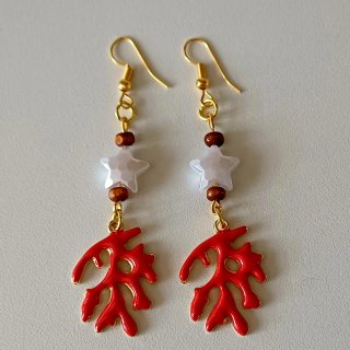 Pendientes de coral rojo y estrellas