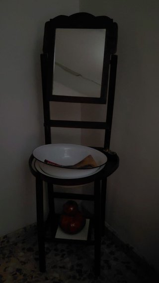 Lavabo antiguo madera con espejo y palangana