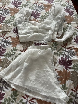 Conjunto falda pantalón y blusa blanco