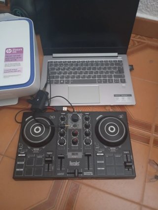 Mesa de mezclas Hercules DJControl Inpulse 200