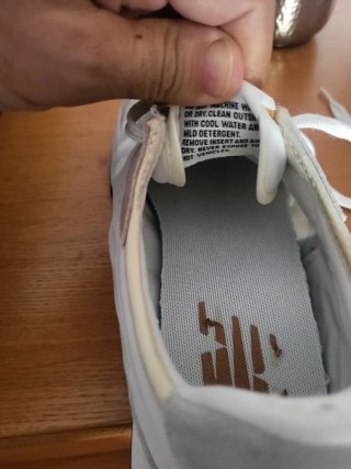 En el  talon, de zapatilla tiene un pequeño desper