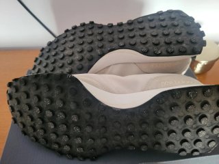 En el  talon, de zapatilla tiene un pequeño desper