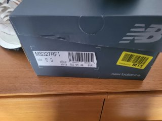 En el  talon, de zapatilla tiene un pequeño desper