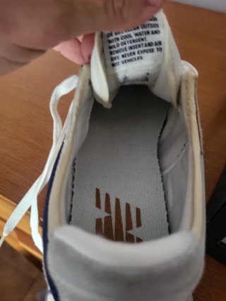 En el  talon, de zapatilla tiene un pequeño desper