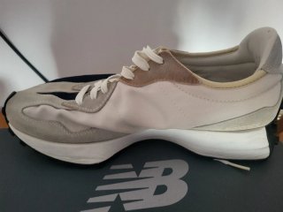 En el  talon, de zapatilla tiene un pequeño desper