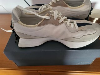 En el  talon, de zapatilla tiene un pequeño desper