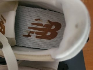 En el  talon, de zapatilla tiene un pequeño desper