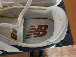 En el  talon, de zapatilla tiene un pequeño desper