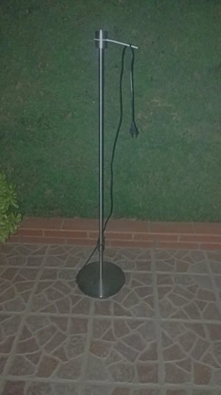 Pie de lámpara metálico