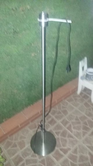 Pie de lámpara metálico